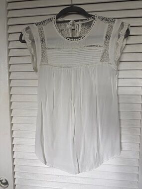 Daniel Rainn White Lace Yoke Flutter Sleeve Blouse
